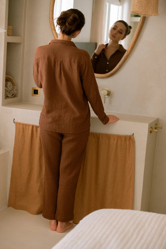 Pantalon de pyjama femme en gaze de coton bio couleur Chocolat de dos