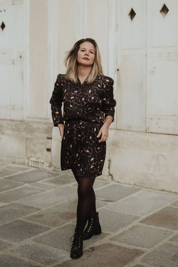 outfit avec mini jupe imprimée