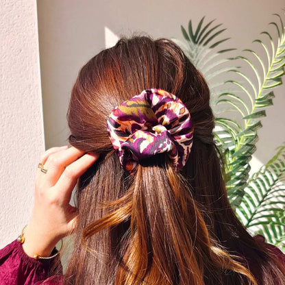 Chouchou Daria dans les cheveux