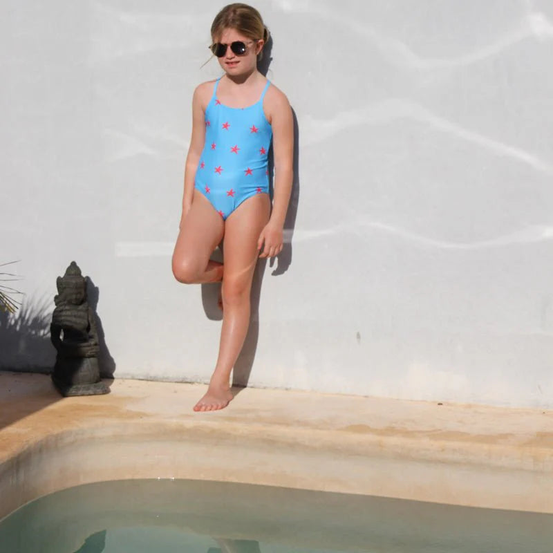 MAILLOT-DE-BAIN-FILLE-BLEU-MOTIF-ETOILE-DE-MER-VUE-FACE-PISCINE