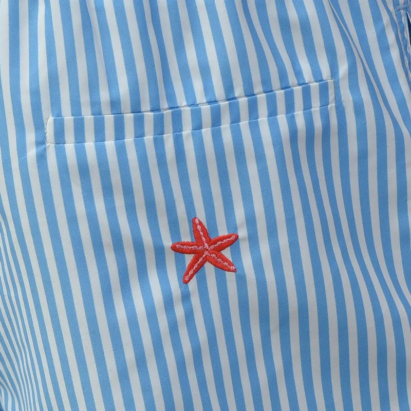 MAILLOT-DE-BAIN-GARCON-BLEU-CIEL-RAYE-BRODERIE-ETOILE-DE-MER-DETAIL-BRODERIE-675520