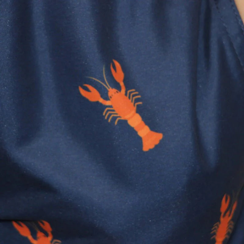 MAILLOT-DE-BAIN-GARCON-BLEU-MARINE-MOTIF-HOMARD-DETAIL-MOTIF