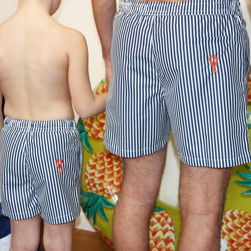 MAILLOT-DE-BAIN-GARCON-BLEU-MARINE-RAYE-BRODERIE-HOMARD-DUO-PERE-FILS