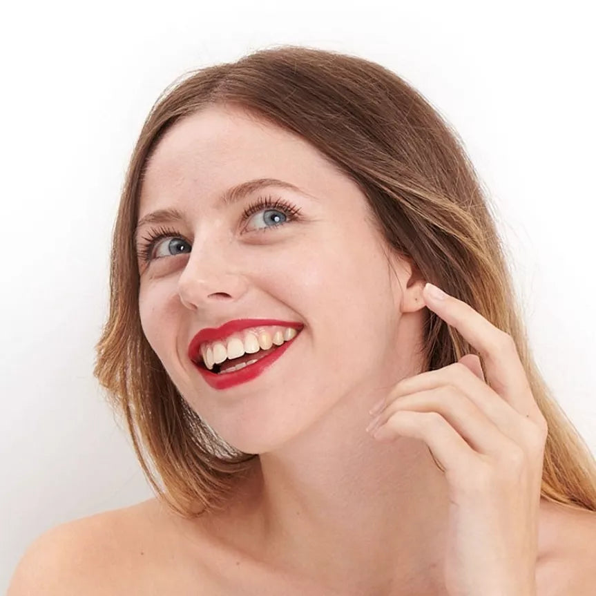 Rouge à lèvres hydratant rouge couture Pomponne sur blonde peau blanche