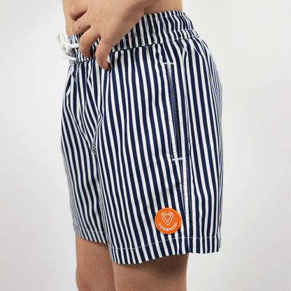 Short-de-bain-enfant-raye-bleu-marine-broderie-homard-profil_aab2de9f-4ad7-4ffa-9ac6-be95876ab6b3