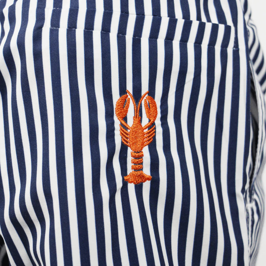 Short-de-bain-enfant-raye-bleu-marine-broderie-homard-zoom-broderie