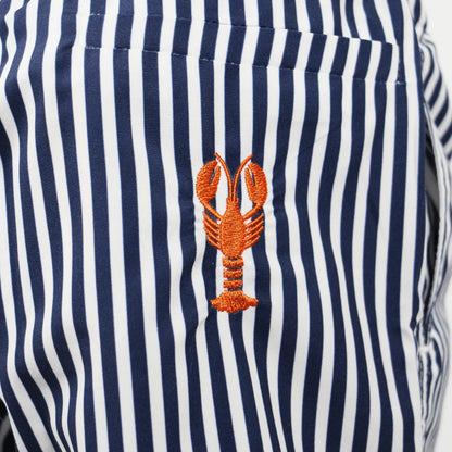 Short-de-bain-enfant-raye-bleu-marine-broderie-homard-zoom-broderie