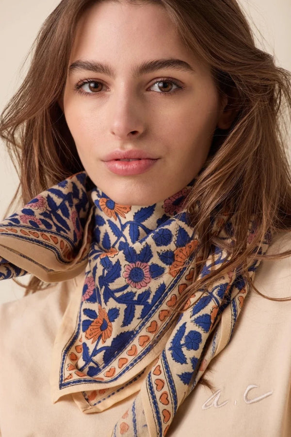 Foulard - Cerisier Bleu royal grand format porté