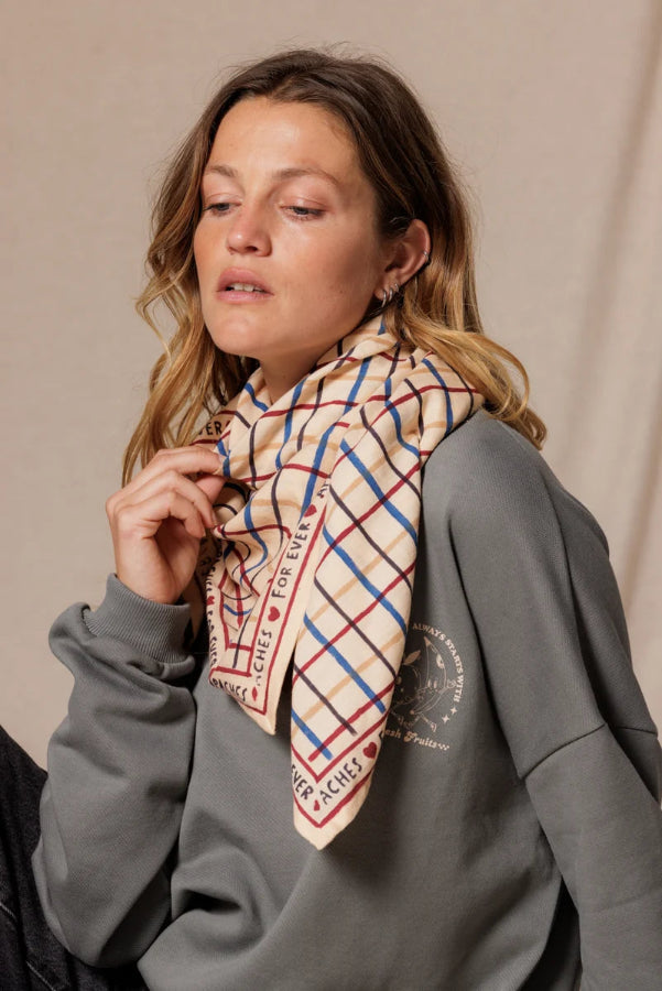 Foulard - Cahier Macadamia grand format porté