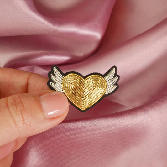 broche brodée main malicieuse coeur ailé