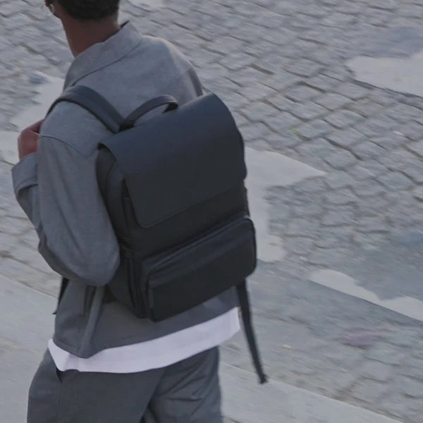 Sac à dos imperméable noir porté