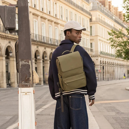 Sac à dos imperméable kaki porté