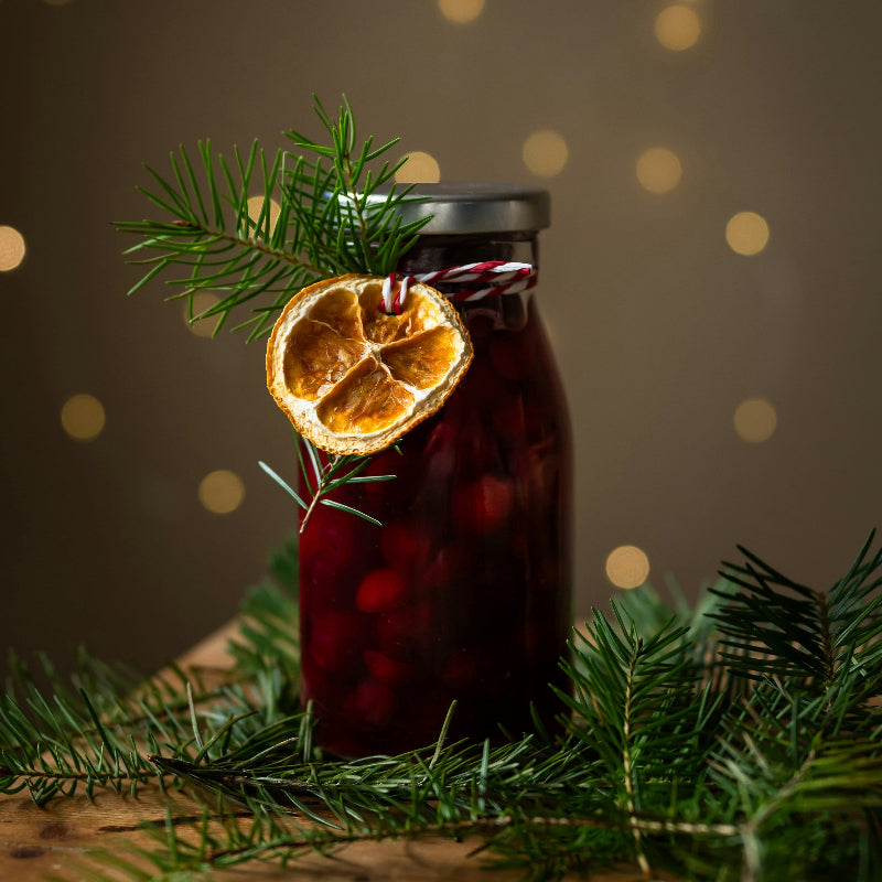 cocktail dans une petite bouteille en verre avec décoration de Noël